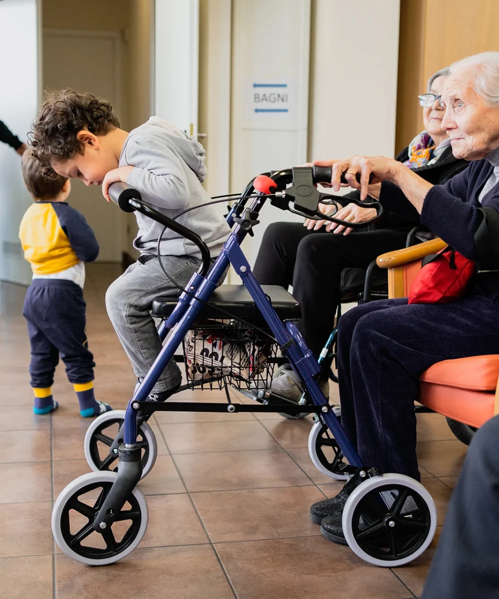 anziani-bambini-insieme-abi-DSC03173-unicoop-cooperativa-sociale-piacenza-chi-siamo